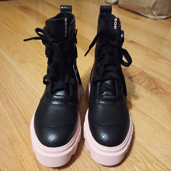 Sorel Pink & Black Platform Boots NEW! - Picture 3 of 10